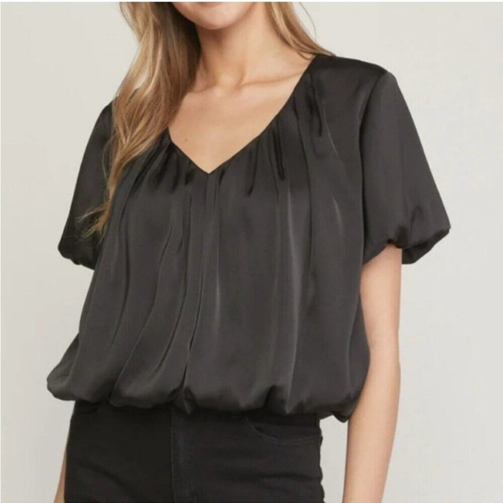 ASTR Women's Bubble Hem Short Sleeve Top Blouse in Black Size XS